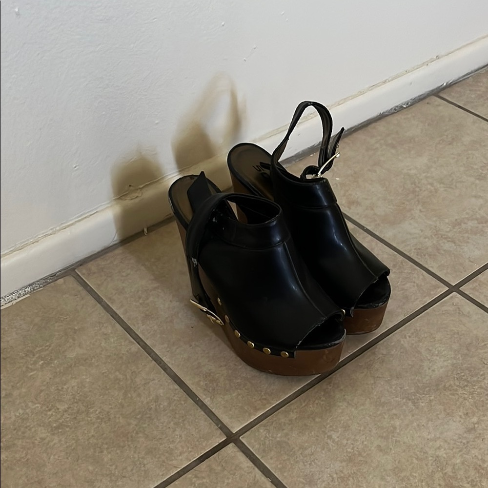 Soda Black Wedge Shoes with Textured Leather and Wooden Soles